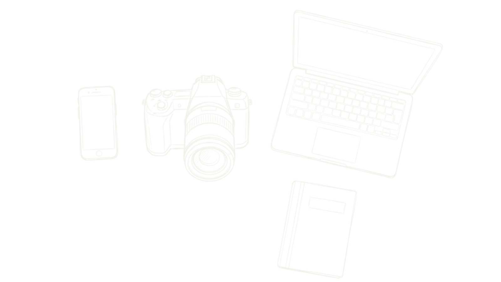Boceto de storyboard: una mesa vista desde arriba con una cámara de fotos, un móvil, un portátil y un cuaderno.