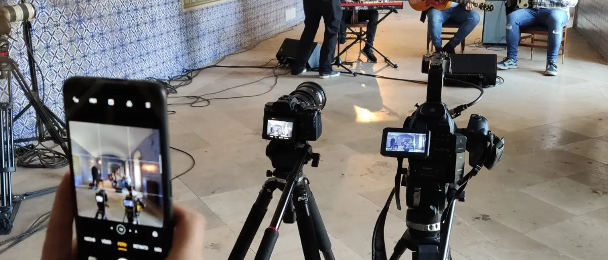 Rodaje de un directo musical: dos cámaras en trípode y un móvil encuadrando a la banda.